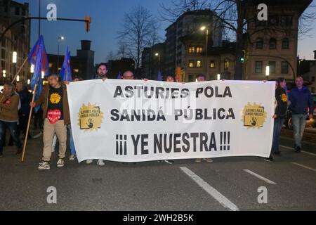 Gijon, Asturies, Espagne. 6 février 2024. GijÃ³n, Espagne, 06 février 2024 : la bannière principale de la manifestation ''Asturies for public Health, Ye Ours!'' Lors de la manifestation pour des soins de santé publics de qualité, le 6 février 2024, à GijÃ³n, Espagne. (Crédit image : © Alberto Brevers/Pacific Press via ZUMA Press Wire) USAGE ÉDITORIAL SEULEMENT! Non destiné à UN USAGE commercial ! Banque D'Images