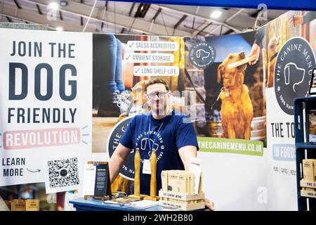 Portrait de représentant masculin' sur le stand d'exposition 'The Canine Menu' au salon source à Westpoint, Exeter Royaume-Uni le 7 février 2024 Banque D'Images
