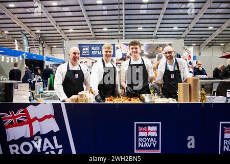 Les chefs de la Royal Navy cuisinent en direct au salon source Food, Drink, Catering and Hospitality qui se tient à Westpoint Exeter U.K et présente des exposants et des marques le 7 février 2024 Banque D'Images