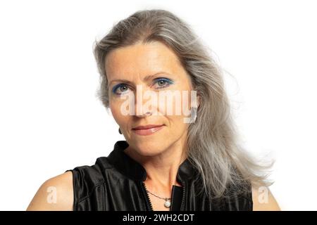 Femme âgée adulte aux cheveux gris. Beau portrait d'une femme âgée. Banque D'Images