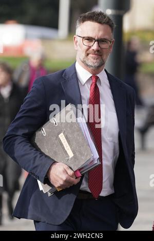 Charles Hanson, commissaire-priseur de Bargain Hunt devant la Cour de la Couronne de Derby, où il est accusé de voies de fait ayant occasionné des lésions corporelles réelles entre le 13 et le 17 mai 2020 et d'avoir adopté un comportement de contrôle ou de coercition entre mai 2015 et juin 2023, après que la police a été appelée à signaler un incident domestique à son domicile dans le village de Quarndon, Derbyshire, en juin de l'année dernière. Date de la photo : mercredi 7 février 2024. Banque D'Images