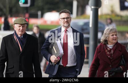 Charles Hanson, commissaire-priseur de Bargain Hunt (au centre) devant la Cour de la Couronne de Derby, où il est accusé de voies de fait ayant occasionné des lésions corporelles réelles entre le 13 et le 17 mai 2020 et de s'être livré à un comportement de contrôle ou de coercition entre mai 2015 et juin 2023, après que la police a été appelée à signaler un incident domestique à son domicile dans le village de Quarndon, Derbyshire, en juin de l'année dernière. Date de la photo : mercredi 7 février 2024. Banque D'Images