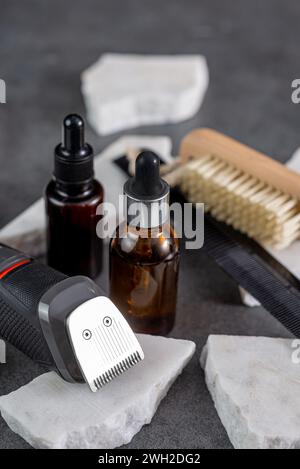 kit d'entretien de la barbe. Tondeuse, peigne, huile à barbe Banque D'Images