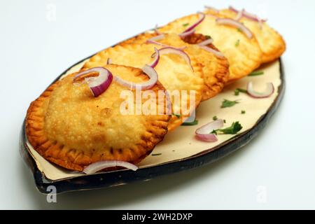 Un délicieux assortiment de produits fraîchement cuits affichés sur un plateau. Banque D'Images