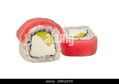 Les sushis roulent sur un fond blanc. Nourriture japonaise de riz, algues, nori, truite et fromage de Philadelphie. Banque D'Images