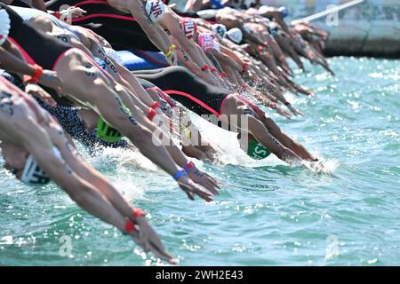 Doha, Qatar. 7 février 2024. Les nageurs débutent lors de la finale masculine de 5 km en eau libre aux Championnats du monde de natation 2024 à Doha, Qatar, le 7 février 2024. Crédit : Xue Yuge/Xinhua/Alamy Live News Banque D'Images