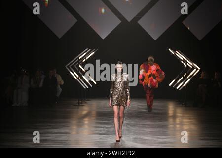 Berlin, Allemagne. 07 février 2024. Les modèles montrent les collections du designer Danny Reinke sur la passerelle du Verti Music Hall. (Photo de Simone Kuhlmey/Pacific Press) crédit : Pacific Press Media production Corp./Alamy Live News Banque D'Images