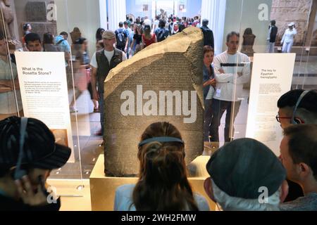 Londres, Royaume-Uni - 14 juillet 2019 : personnes visitent Rosetta Stone dans British Museum, Londres. Le musée a été créé en 1753 et détient environ 8 millions Banque D'Images