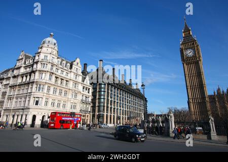 LONDRES, Royaume-Uni - 21 JANVIER 2008 : les gens visitent Parliament Square à Londres, Royaume-Uni. Londres est la ville la plus peuplée du Royaume-Uni. Banque D'Images