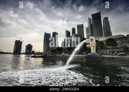 La ville de Singapour, Singapour - 3 février 2008 : les touristes profiter de la skyline de Singapour. Singapour est la 4ème ville la plus visitée dans le monde entier avec environ Banque D'Images
