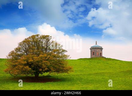 Le belvédère récemment rénové, une folie dans le domaine du château de Dromoland, maintenant un hôtel, dans le comté de Clare, Irlande. Banque D'Images