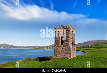 Surplombant le port de Dingle à Blackpoint dans le comté de Kerry, en Irlande, se trouve l'ancienne tour Lough, mieux connue sous le nom de Hussey's Folly. Banque D'Images