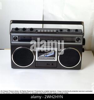 En 1980s, ce type de magnétophone était populaire, et le plus grand le mieux. Un nom populaire pour l'appareil était le blaster ghetto. Voici un magnétophone stéréo Panasonic pour cassettes et radio sur une image du 1980s. BV72-7 Banque D'Images