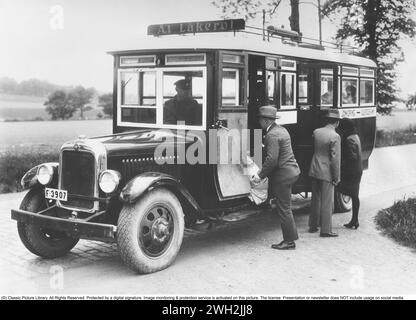 Circulation routière dans les années 1920 Un autobus fabriqué par le constructeur américain General Motors Truck Company s'est arrêté et vient chercher des passagers et des marchandises sur la ligne de bus Jönköping-Ulricehamn en 1927. Suède Banque D'Images