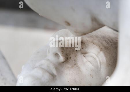 Psyché ressuscité par le Kiss de Cupid (copie de la statue d'Antonio Canova) - détail de la tombe d'Alain Lesieutre - cimetière Montparnasse - Paris, France Banque D'Images