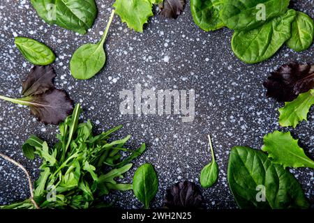 Légumes frais mélangés sur fond texturé - agrafe de régime à base de plantes. Banque D'Images