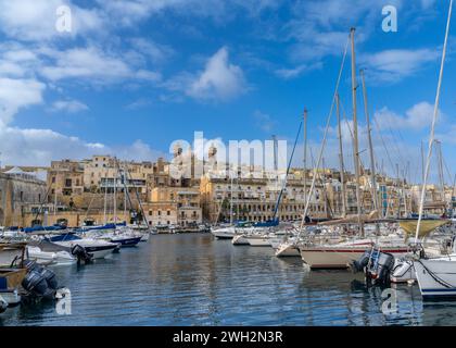 La Valette, Malte - 23 décembre 2023 : de nombreux bateaux dans le Grand Port de la Valette avec la ville de Birgu en arrière-plan Banque D'Images