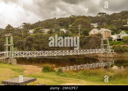 Le pont tournant Lorne traverse l'estuaire de la rivière Erskine, construit à l'origine en 1934, au large de la Great Ocean Road dans le sud de Victoria, en Australie. Banque D'Images