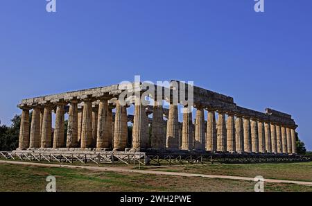 Temple d'Héra (alias la Basilique), 530 av. J.-C. Paestum est une ancienne ville grecque sur la côte de la mer Tyrrhénienne, Magna Graecia. Ruines de trois temples grecs Doric 550 à 450 av. J.-C. Paestum est une ville antique dans le sud de l'Italie. Paestum est connu pour ses temples grecs magnifiquement conservés romains, italiens, italiens. Banque D'Images