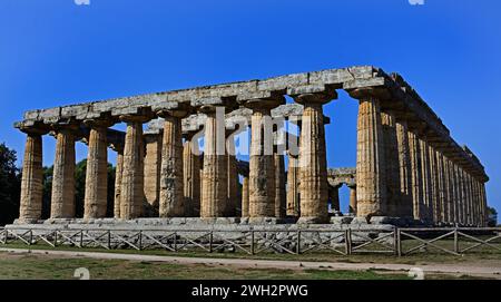 Temple d'Héra (alias la Basilique), 530 av. J.-C. Paestum est une ancienne ville grecque sur la côte de la mer Tyrrhénienne, Magna Graecia. Ruines de trois temples grecs Doric 550 à 450 av. J.-C. Paestum est une ville antique dans le sud de l'Italie. Paestum est connu pour ses temples grecs magnifiquement conservés romains, italiens, italiens. Banque D'Images