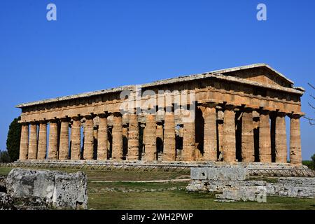 Temple d'Héra (alias la Basilique), 530 av. J.-C. Paestum est une ancienne ville grecque sur la côte de la mer Tyrrhénienne, Magna Graecia. Ruines de trois temples grecs Doric 550 à 450 av. J.-C. Paestum est une ville antique dans le sud de l'Italie. Paestum est connu pour ses temples grecs magnifiquement conservés romains, italiens, italiens. Banque D'Images