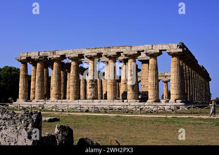 Temple d'Héra (alias la Basilique), 530 av. J.-C. Paestum est une ancienne ville grecque sur la côte de la mer Tyrrhénienne, Magna Graecia. Ruines de trois temples grecs Doric 550 à 450 av. J.-C. Paestum est une ville antique dans le sud de l'Italie. Paestum est connu pour ses temples grecs magnifiquement conservés romains, italiens, italiens. Banque D'Images