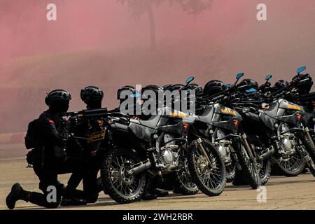 Bogor, 7 février. 14 février 2024. Des policiers indonésiens participent à un exercice de sécurité à Bogor, Java Ouest, Indonésie, le 7 février 2024. L'Indonésie tiendra des élections présidentielles et législatives le 14 février 2024. Crédit : Sandika Fadilah/Xinhua/Alamy Live News Banque D'Images
