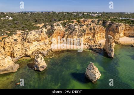 Belle plage de Praia da Marinha dans la région de l'Algarve, Portugal. Banque D'Images