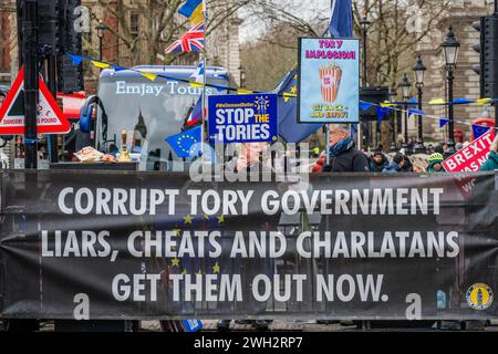 Londres, Royaume-Uni. 7 février 2024. Sodem continue sa protestation régulière contre le gouverneur le matin des questions des premiers ministres (PMQ). Ils suggèrent une implosion des conservateurs et qu'ils sont des "tricheurs et des charlatans". Crédit : Guy Bell/Alamy Live News Banque D'Images