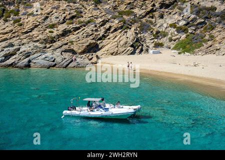 IOS, Grèce - 15 septembre 2023 : vue de bateaux rapides d'excursion sur la plage turquoise à couper le souffle de Tripiti sur l'île d'iOS Grèce Banque D'Images