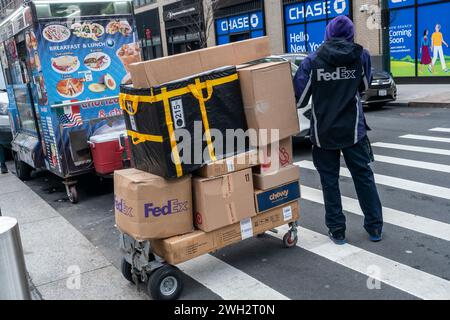 Livreur FedEx à Chelsea à New York le jeudi 1er février 2024. (© Richard B. Levine) Banque D'Images