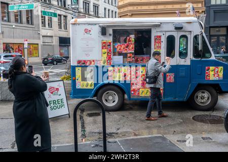 Activation de la marque pour les soupes Knorr dans un camion de bonne humeur réaménagé dans le quartier d'Union Square à New York le vendredi 2 février 2024 . Knorr et Good Humor sont des marques du conglomérat alimentaire Unilever. (© Richard B. Levine) Banque D'Images