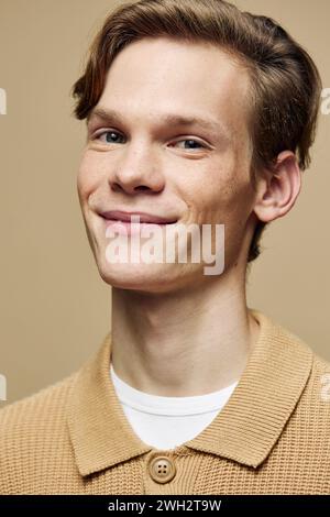 Vibrant expressions : une collection captivante de jeunes hommes souriants et confiants dans des portraits élégants Banque D'Images