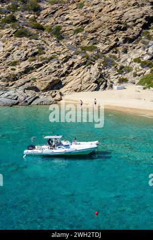 IOS, Grèce - 15 septembre 2023 : vue de bateaux rapides d'excursion sur la plage turquoise à couper le souffle de Tripiti sur l'île d'iOS Grèce Banque D'Images