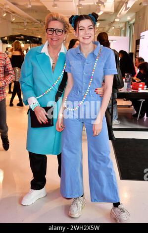 Claudia Effenberg und Klaudia Giez beim Mates date influencer Event auf der Berlin Fashion week automne/hiver 2024 in der Berliner Freiheit. Berlin, 06.02.2024 *** Claudia Effenberg et Klaudia Giez à l'événement Mates date influencer à Berlin Fashion week automne hiver 2024 au Berliner Freiheit Berlin, 06 02 2024 Foto:Xn.xKubelkax/xFuturexImagex mates 4209 Banque D'Images