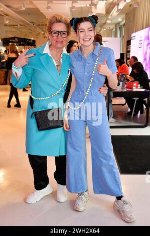 Claudia Effenberg und Klaudia Giez beim Mates date influencer Event auf der Berlin Fashion week automne/hiver 2024 in der Berliner Freiheit. Berlin, 06.02.2024 *** Claudia Effenberg et Klaudia Giez à l'événement Mates date influencer à Berlin Fashion week automne hiver 2024 au Berliner Freiheit Berlin, 06 02 2024 Foto:Xn.xKubelkax/xFuturexImagex mates 4210 Banque D'Images