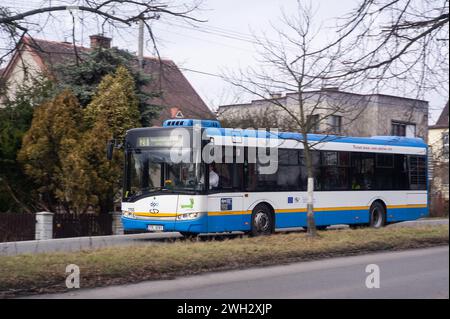 SENOV, RÉPUBLIQUE TCHÈQUE - 6 FÉVRIER 2016 : bus Solaris Urbino 12 CNG de la compagnie de transport DPO avec effet de flou de mouvement Banque D'Images