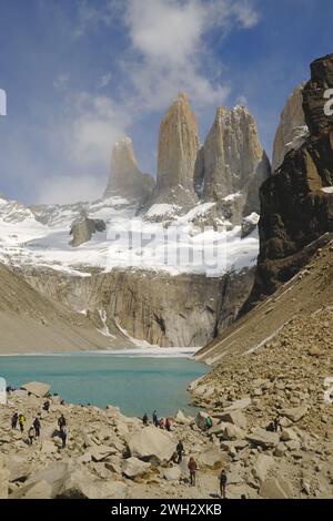 Torres del Paine, vue depuis le lac au pied des sommets, connue sous le nom de base del Torres. C'est la fin du sentier de randonnée populaire. Banque D'Images