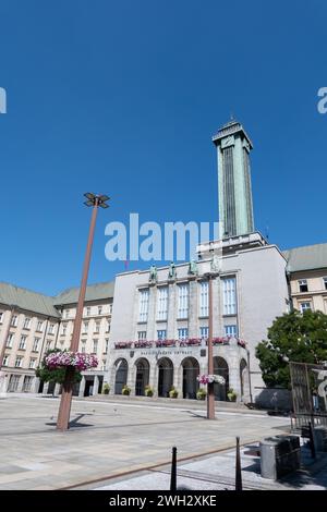 OSTRAVA, RÉPUBLIQUE TCHÈQUE - 24 AOÛT 2023 : plan vertical de la mairie d'Ostrava Nova Radnice sur la place Prokesovo namesti Banque D'Images