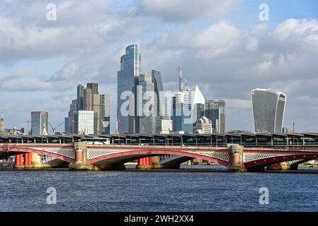 La ligne d'horizon moderne en constante évolution de la City de Londres vue de l'autre côté de la rive sud de la Tamise lors d'un jour d'hiver ensoleillé Angleterre Royaume-Uni Banque D'Images