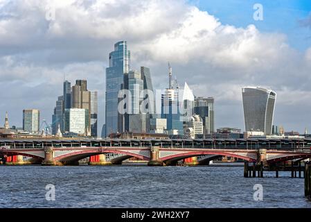 La ligne d'horizon moderne en constante évolution de la City de Londres vue de l'autre côté de la rive sud de la Tamise lors d'un jour d'hiver ensoleillé Angleterre Royaume-Uni Banque D'Images