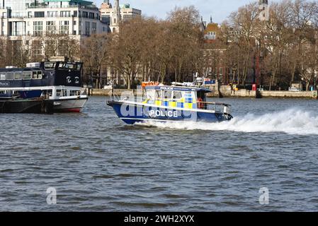 Le lancement de la Metropolitan police, Nina Mackay lll, voyageant à grande vitesse sur la Tamise dans le centre de Londres, Angleterre Banque D'Images