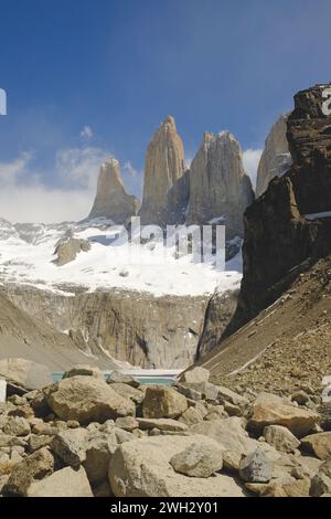 Torres del Paine, vue depuis le lac au pied des sommets, connue sous le nom de base del Torres. C'est la fin du sentier de randonnée populaire. Banque D'Images