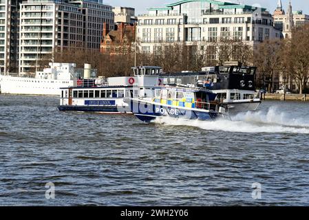 Le lancement de la Metropolitan police, Nina Mackay lll, voyageant à grande vitesse sur la Tamise dans le centre de Londres, Angleterre Banque D'Images