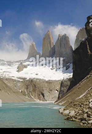 Torres del Paine, vue depuis le lac au pied des sommets, connue sous le nom de base del Torres. C'est la fin du sentier de randonnée populaire. Banque D'Images