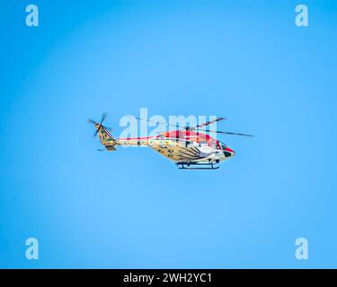 L'Indian Air Force's Sarang Helicopter Display membre de l'équipe effectuant des manœuvres lors du Mumbai Air Show 2024. Banque D'Images