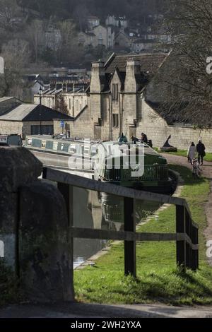 Promenade d'une journée d'hiver le long du canal Kennet et Avon à Bath Somerset UK Banque D'Images