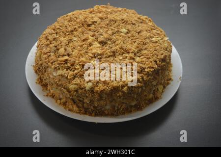 Un grand gâteau Napoléon élégant fabriqué à partir de produits de haute qualité. Dessert maison fait de vos propres mains dans la ville de Varkaus, Finlande. Banque D'Images