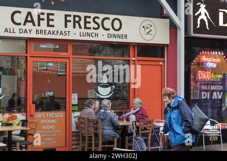 Autour de Port Talbot une ville industrielle à Neath Port Talbot Wales UK un jour d'hiver, Cafe Fresco Banque D'Images