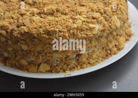 Un grand gâteau Napoléon élégant fabriqué à partir de produits de haute qualité. Dessert maison fait de vos propres mains dans la ville de Varkaus, Finlande. Banque D'Images